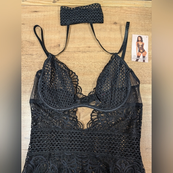 Dreamgirl Scalloped Stretch Lace Garterteddy with Collar - Picture 6 of 7